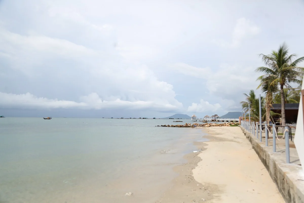 Clear blue waters and soft golden sand at Ham Ninh Beach, perfect for relaxation